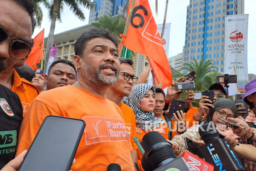 Presiden Partai Buruh sekaligus Presiden Konfederasi Serikat Pekerja Indonesia (KSPI) Said Iqbal menyampaikan enam tuntutan buruh dalam demonstrasi Hari Buruh (May Day) di kawasan Patung Kuda, Jakarta Pusat, Senin (1/5/2023). 
