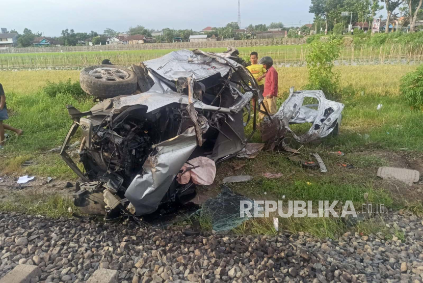 Kondisi mobil yang tertabrak kereta api di pelintasan tanpa palang pintu wilayah Kabupaten Klaten, Jawa Tengah, Ahad (14/1/2024).