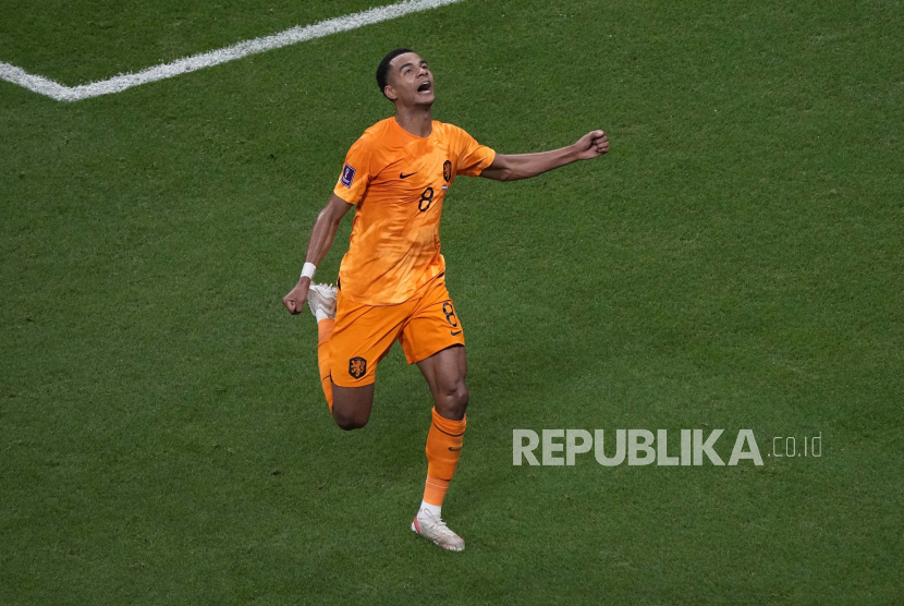 Cody Gakpo dari Belanda merayakan gol pertama timnya selama pertandingan sepak bola grup A Piala Dunia antara Belanda dan Qatar, di Stadion Al Bayt di Al Khor , Qatar, Selasa, 29 November 2022. Gakpo sudah resmi jadi milik Liverpool. 
