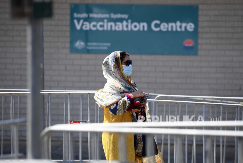 Orang-orang tiba di Pusat Vaksinasi Sydney Barat Daya, di Macquarie Fields di Sydney, New South Wales, Australia. New South Wales mencetak rekor kematian akibat Covid-19 di tengah penyebaran Omicron. Ilustrasi. 