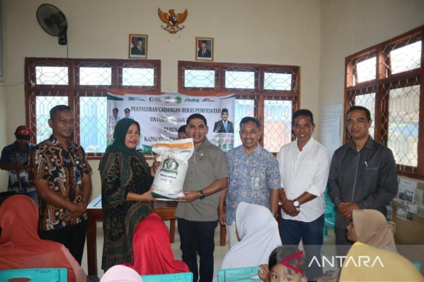 Bulog-DPR RI salurkan bantuan pangan beras bagi warga Labuan Bajo