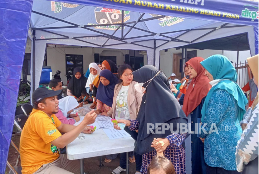 Ketua TP PKK Kota Sukabumi Fitri Hayati Fahmi meninjau pasar murah sembako di Kecamatan Cibeureum, Kota Sukabumi, Jumat (10/3/2023).n 