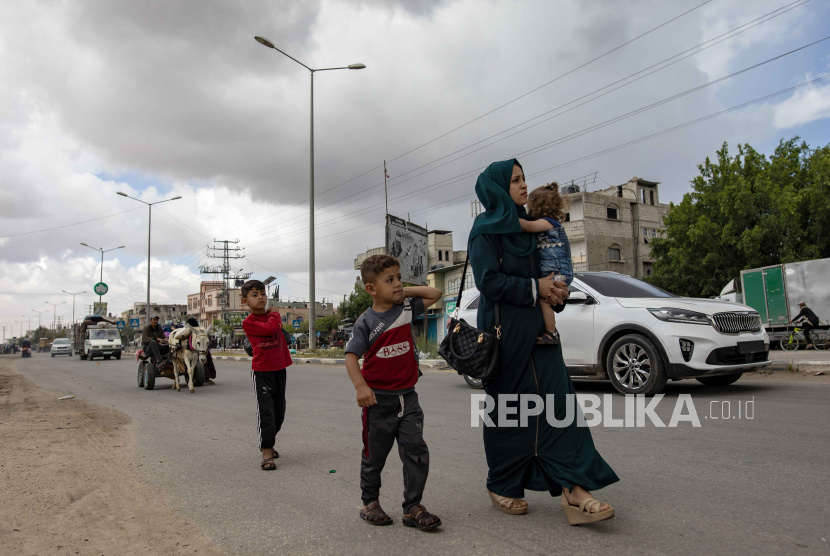 Pengungsi Palestina, termasuk perempuan dan anak-anak, membawa barang-barang mereka setelah perintah evakuasi yang dikeluarkan oleh tentara Israel, di Rafah, Jalur Gaza selatan, (6/5/2024).