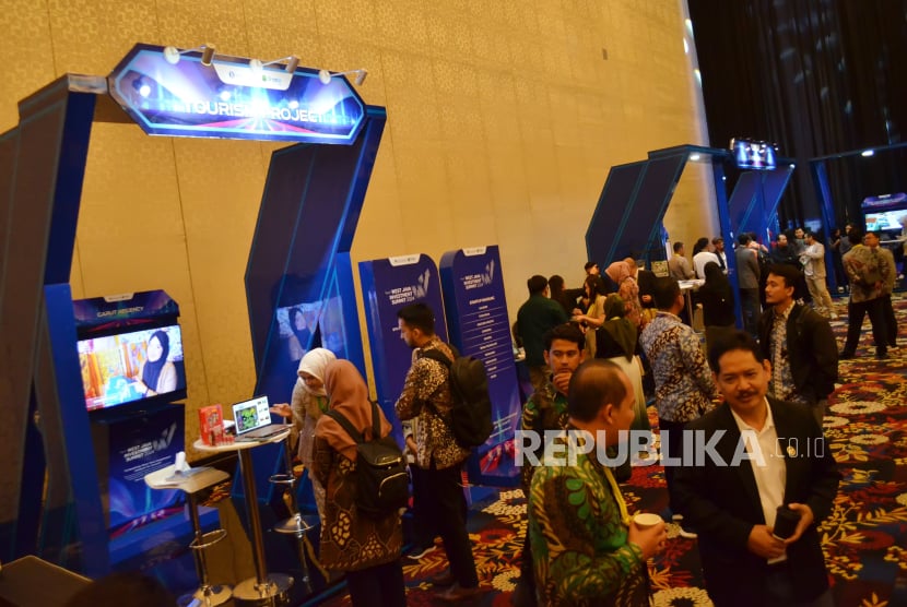 Sejumlah booth dari sejumlah perusahaan hadir saat West Java Investment Summit (WJIS) 2024 di Trans Convention Center, Kota Bandung, Jawa Barat, Kamis (19/9/2024). WJIS ke-6 tersebut menjadi ruang untuk memberikan informasi potensi dan peluang investasi serta ajang bagi pemangku kebijakan untuk menampilkan seluruh potensi kepada calon investor.