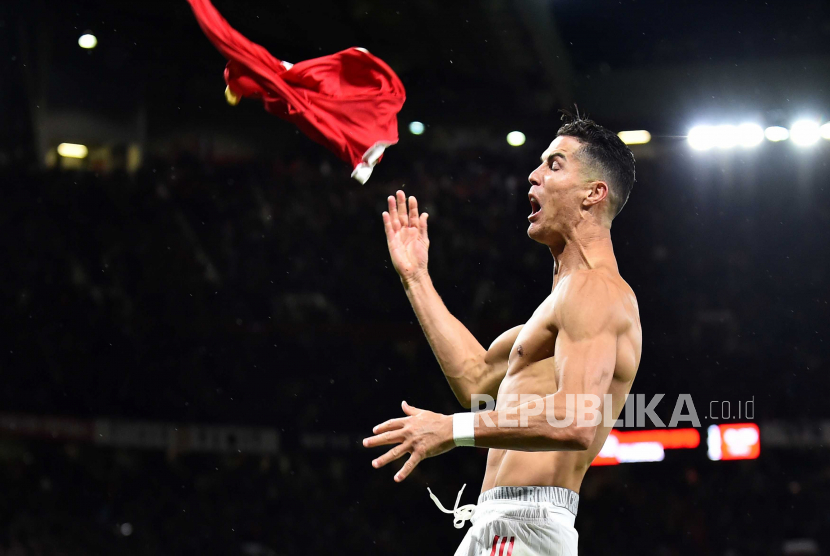 Cristiano Ronaldo dari Manchester United merayakan gol pada pertandingan sepak bola Grup F Liga Champions UEFA antara Manchester United dan Villarreal CF di Manchester, Inggris, 29 September 2021.