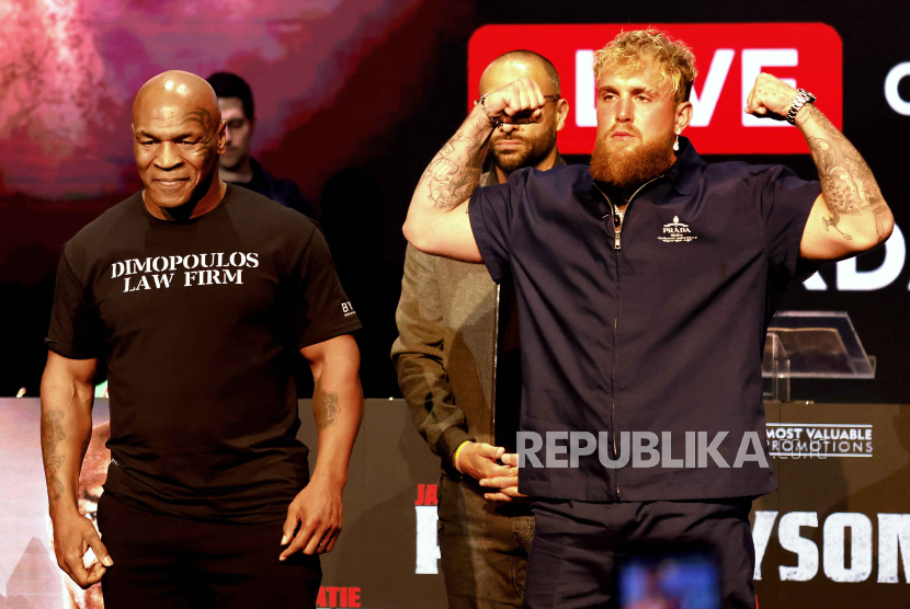 Mantan juara tinju kelas berat Mike Tyson (kiri) dan Jake Paul, YouTuber dan petinju profesional, berpose untuk media selama konferensi pers prapertarungan yang diadakan di Apollo Theatre di New York, New York, AS, 13 Mei 2024.