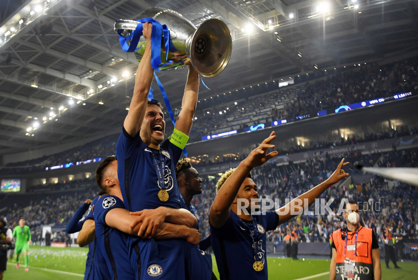 Kapten Chelsea Cesar Azpilicueta mengangkat trofi saat ia dan rekan satu timnya merayakan kemenangan final Liga Champions UEFA antara Manchester City dan Chelsea FC di Porto, Portugal, Ahad (30/5) pagi WIB.