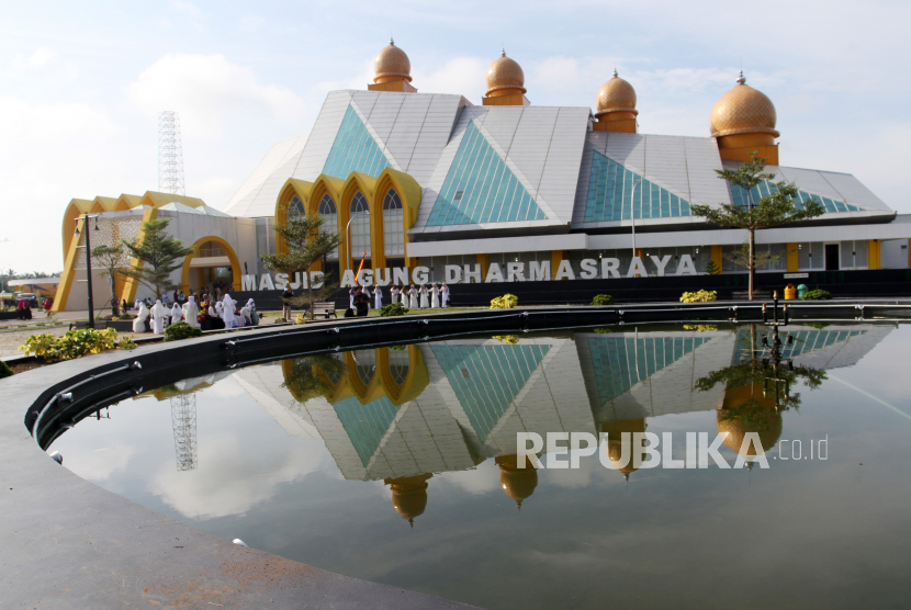 Sejumlah warga mengunjungi Masjid Agung Dharmasraya di Kabupaten Dharmasraya, Sumatera Barat, Jumat (6/1/2023). Masjid Agung Dharmasraya yang dibangun di atas lahan 67.193 meter persegi dengan biaya Rp103 miliyar tersebut diresmikan oleh Menteri PUPR Basuki Hadimuljono. 