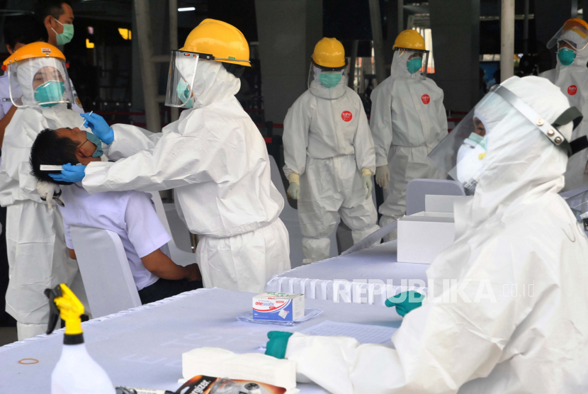 Asia Dinilai akan Lebih Berkembang Setelah Pandemi Covid-19. Petugas medis mengambil sampel petugas PT Kereta Commuter Indonesia (KCI) saat tes swab di Stasiun Bogor, Jawa Barat.