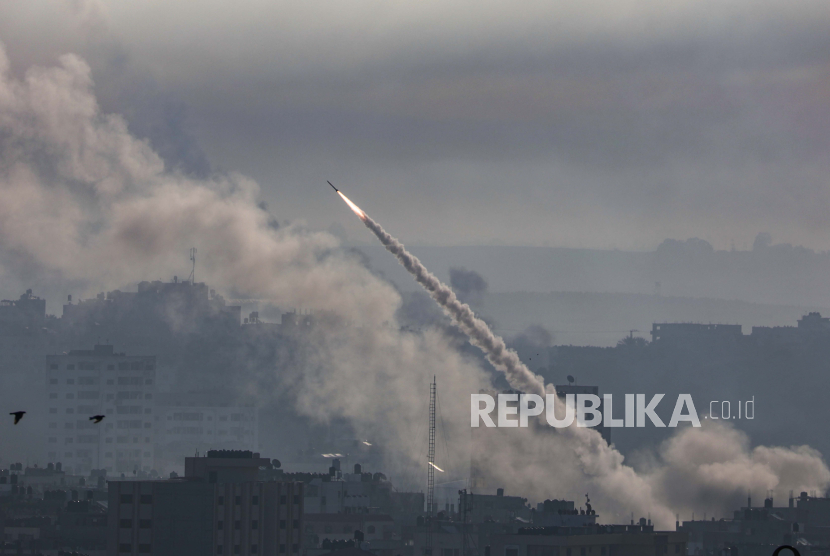 A rocket is launched from the coastal Gaza strip towards Israel by militants of the Ezz Al-Din Al Qassam militia, the military wing of Hamas movement, in Gaza City, 07 October 2023. Rocket barrages were launched from the Gaza Strip early Saturday in a surprise attack claimed by the Islamist movement Hamas.  