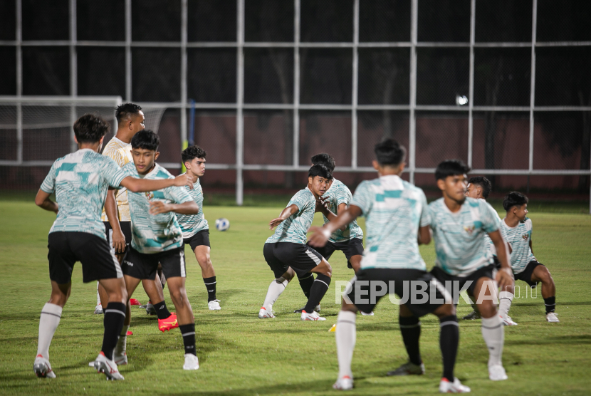 Pesepakbola Timnas Indonesia U-16 mengikuti latihan jelang pertandingan AFF U-16 melawan timnas Singapura di Stadion UNS, Solo, Jawa Tengah, Kamis (20/6/2024). Pada Piala AFF U-16 Timnas Indonesia tergabung dalam grup A bersama Singapura, Laos dan Filipina. 