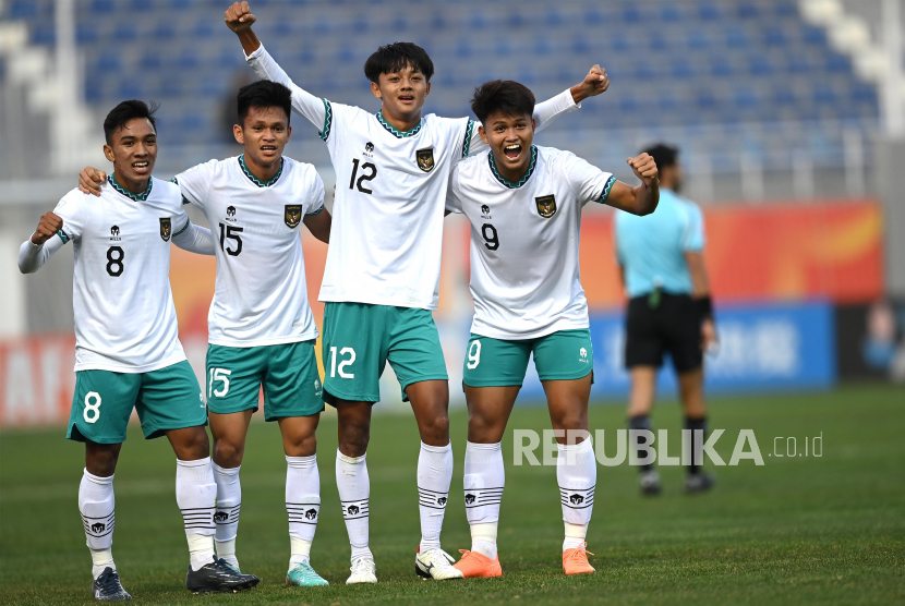Pemain Timnas U-20 Indonesia Hokky Caraka (kanan) bersama rekan setimnya melakukan selebrasi seusai berhasil mencetak gol ke gawang Timnas U-20 Suriah dalam kualifikasi Grup A Piala Asia U-20 di Stadion Lokomotiv, Tashkent, Uzbekistan, Sabtu (4/3/2023).