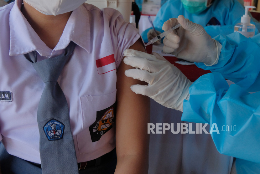 Vaksinator menyuntikkan vaksin Sinovac kepada siswa saat vaksinasi COVID-19 untuk anak di SMA Negeri 5 Denpasar, Bali, Kamis (12/8/2021). Pemerintah Kota Denpasar mendata secara kumulatif vaksinasi COVID-19 bagi anak berusia 12 - 17 tahun pada Rabu (11/8/2021) yaitu vaksin dosis pertama berjumlah 72.471 orang atau 106,3 persen dan vaksin dosis kedua 23.014 orang atau 33,8 persen. 