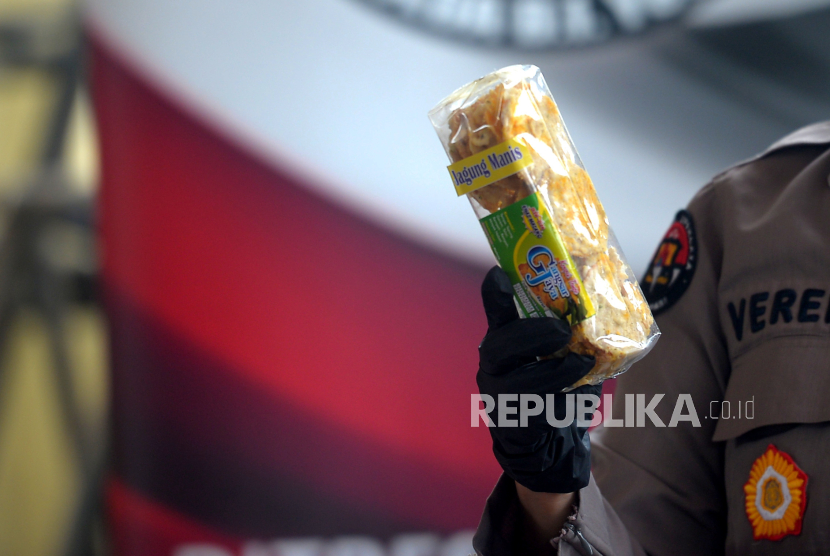 Petugas menunjukkan keripik yang dicampur narkoba saat rilis kasus peredaran narkotika, miras dan obat berbahaya di Polda Daerah Istimewa Yogyakarta, Rabu (15/11/2023). 
