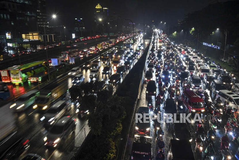 Sejumlah kendaraan terjebak kemacetan di kawasan Jalan TB Simatupang, Jakarta, Kamis (6/10/2022). Dinas Perhubungan DKI Jakarta menerjunkan 825 personel tambahan untuk membantu menekan kemacetan pada jam-jam sibuk yakni pagi dan sore hari.