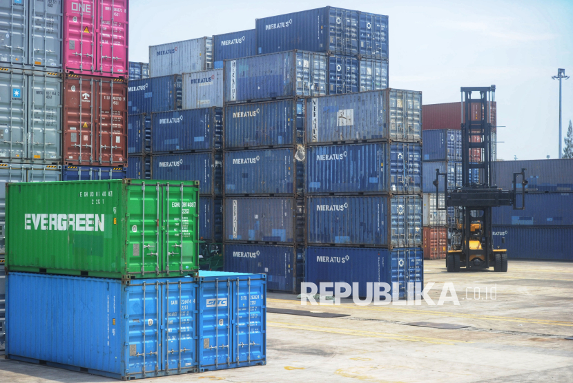 Suasana bongkar muat peti kemas di Pelabuhan Tanjung Priok, Jakarta, Kamis (10/4/2025). Thailand berencana melakukan negosiasi untuk menyelaraskan tarifnya dengab AS.