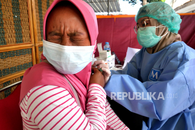 Kemenkes Batasi Simpan Vaksin di Daerah Maksimal 10 Hari. Warga mengikuti vaksinasi massal Covid-19 di Joglo Parangtritis, Bantul, Yogyakarta, Rabu (30/6). Kegiatan vaksinasi ini merupakan bagian dari serbu vaksinasi Covid-19 Indonesia. Sebanyak 969 warga menjadi sasaran vaksinasi pada hari pertama ini.