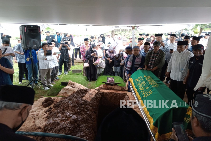 Almarhum KH Ali Yafie dimakamkan di TPU Tanah Kusir, Bintaro, Ahad (26/2/2023).  KH Ali Yafie merupakan sosok yang gigih melahirkan pemikiran bermanfaat