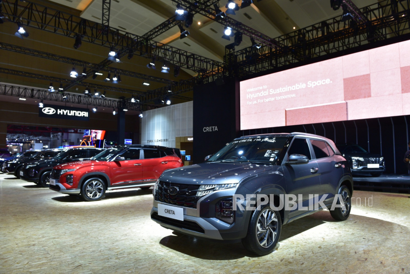 Line-up produk perusahaan otomotif asal Korea Selatan, Hyundai di International Motor Show (IIMS) 2023. 