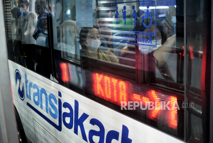 Penumpang berada di dalam bus TransJakarta di Halte Transjakarta Harmoni, Jakarta, Selasa (13/9/2022). PT Transportasi Jakarta (TransJakarta) melakukan perpanjangan jam operasional menjadi 24 jam di 13 koridornya yang diharapkan dapat membantu masyarakat yang masih beraktivitas hingga larut malam disaat naiknya harga BBM bersubsidi. Republika/Thoudy Badai