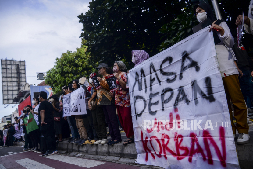 Sejumlah mahasiswa dan orang tua siswa saat aksi di depan SDN Pondok Cina 1, Depok, Jawa Barat, Selasa (13/12/2022). Deolipa laporkan Walkot Depok Mohammad Idris soal rencana penggusuran SDN Pondok Cina.