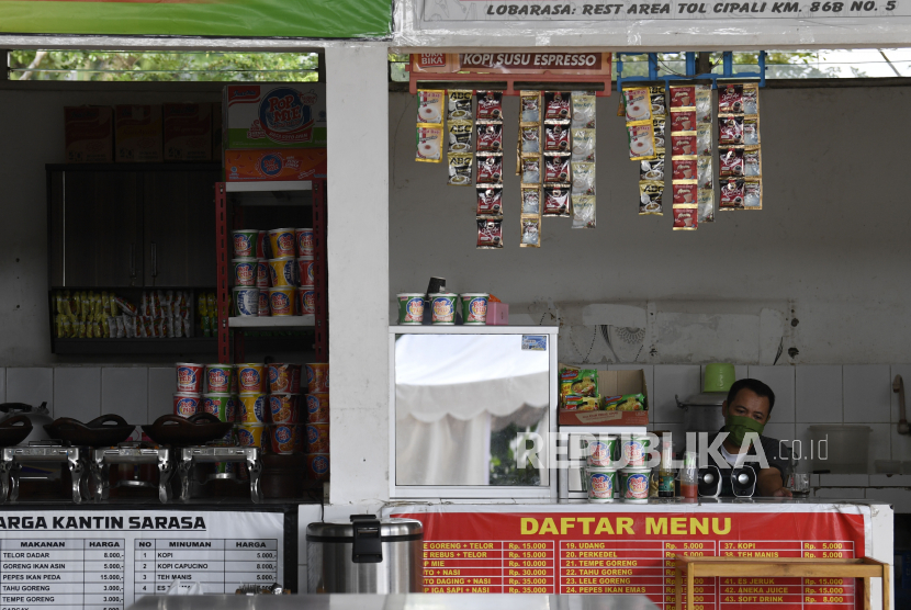 Pedagang menunggu calon pembeli di Rest Area KM 86 B Tol Cikampek-Jakarta, Jawa Barat.