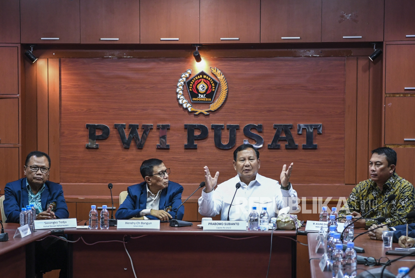 Calon presiden nomor urut 2 Prabowo Subianto (kedua kanan) menyampaikan visi dan misinya.