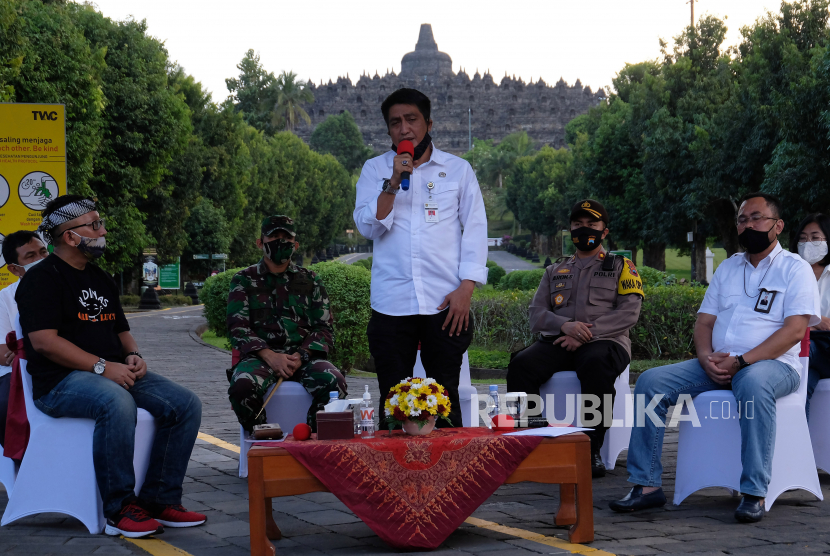 Bupati Magelang Zaenal Arifin (tengah) bersama Direktur Utama PT Taman Wisata Candi Borobudur Prambanan dan Ratu Boko Edy Setijono (kanan) dan Kepala Dinas Pemuda Olahraga dan Pariwisata (Dispora) Jateng, Sinung N Rahmadi (kiri) menyampaikan keterangan pers di kompleks Taman Wisata Candi Borobudur, Magelang, Jawa Tengah, Rabu (24/6/2020). Manajemen Taman Wisata Candi (TWC) Borobudur akan melakukan uji coba pembukaan operasional kawasan wisata candi Borobudur pada Kamis (25/6/2020) dengan protokol kesehatan COVID-19 dan pembatasan jumlah pengunjung. 