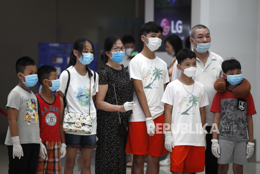 Orang-orang mengenakan masker di Bandara Internasional Noi Bai di Hanoi, Vietnam, 28 Juli 2020. Menurut laporan media, Vietnam telah mengevakuasi 80.000 orang, sebagian besar turis, dari Da Nang setelah wabah COVID-19 terdeteksi di daerah tersebut.