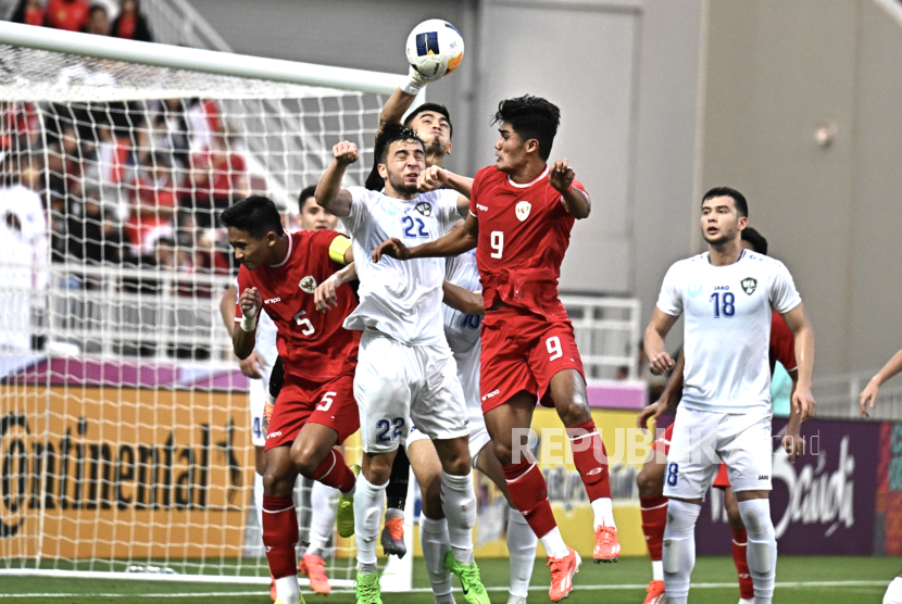 Pesepak bola Timnas Indonesia U-23 Ramadhan Sananta (kedua kanan) berusaha menyundul bola saat melawan Timnas U-23 Uzbekistan pada babak semifinal Piala Asia U-23 2024 di Stadion Abdullah bin Khalifa, Doha, Qatar, Senin (29/4/2024). Indonesia kalah dari Uzbekistan dengan skor akhir 0-2. 