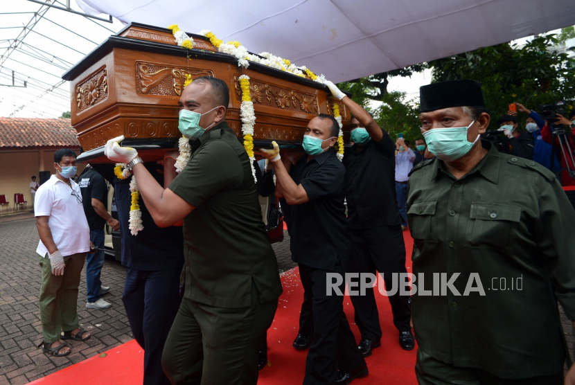 Sejumlah petugas menggotong peti jenazah Muhammad Bob Hasan di rumah duka di Kebayoran Baru, Jakarta, Selasa (31/3/2020).  Pengusaha yang juga  Ketua Persatuan Atletik Seluruh Indonesia (PASI) serta mantan Menteri Perindustrian dan Perdagangan (Memperindag) pada era Orde Baru itu wafat pada usia 89 tahun karena kanker paru-paru