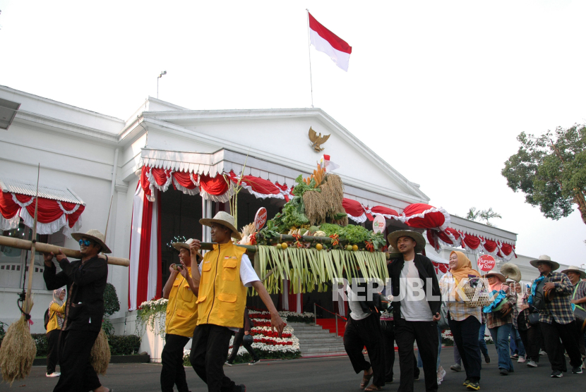 Arak-arakan bermacam komoditas pertanian unggulan dari sejumlah daerah di Jawa Barat (Jabar) di Gedung Pakuan, Kota Bandung