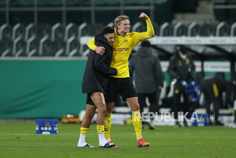  Jadon Sancho (Kiri) dan Erling Haaland dari Borussia Dortmund merayakan kemenangan pertandingan perempat final Piala DFB Jerman antara Borussia Moenchengladbach dan Borussia Dortmund di Borussia-Park di Moenchengladbach, Jerman, 02 Maret 2021.