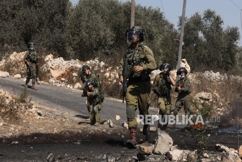  Tentara Israel selama bentrokan dengan pengunjuk rasa Palestina selama demonstrasi menentang permukiman Israel di desa Kofr Qadom dekat kota Nablus, Tepi Barat utara, 02 Oktober 2020.