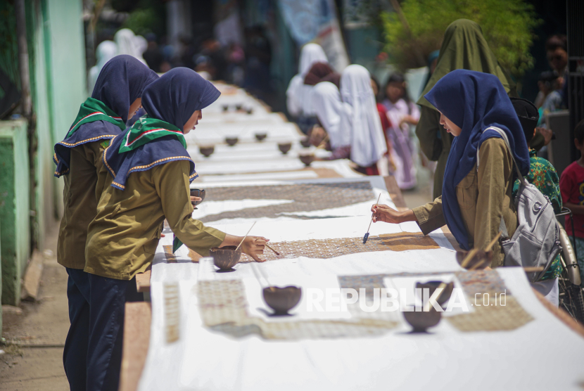 Kreasi Batik dengan Pewarna Alam di Atas Kain Sepanjang 116 Meter