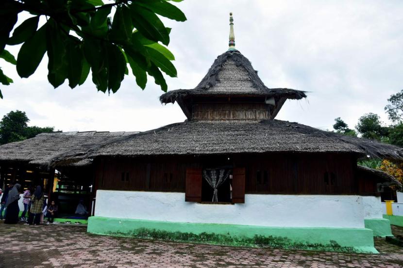 Masjid Wapauwe merupakan masjid tertua di Maluku, dibangun pada 1414 di daerah Wamane, Maluku Tengah, Provinsi Maluku.