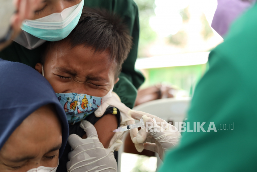 Ekspresi seorang anak saat menerima suntikan vaksin Covid-19 di Banyuwangi, Jawa Timur, Rabu (19/1/2022). Seorang anak berusia 12 tahun di Swedia mengalami ereksi berkepanjangan sebagai efek samping dari Covid-19. 