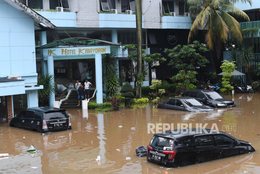 Sejumlah mobil terendam banjir di Hotel Kebayoran, Jakarta, Sabtu (20/2/2021). Intensitas hujan yang tinggi menyebabkan banjir di sejumlah wilayah Ibu Kota dan sebagian ruas jalan tidak dapat dilewati kendaraan. ANTARA FOTO/Wahyu Putro A/rwa
