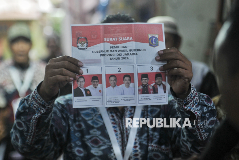 Petugas Kelompok Penyelenggara Pemungutan Suara (KPPS) melakukan penghitungan surat suara pada Pilkada serentak 2024 di TPS 032, Kebon Melati, Jakarta Timur, Rabu (27/11/2024).