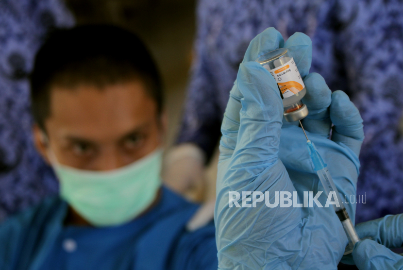 Petugas medis menyiapkan vaksin COVID-19 untuk pasien ODGJ (orang dengan gangguan jiwa). Ilustrasi.