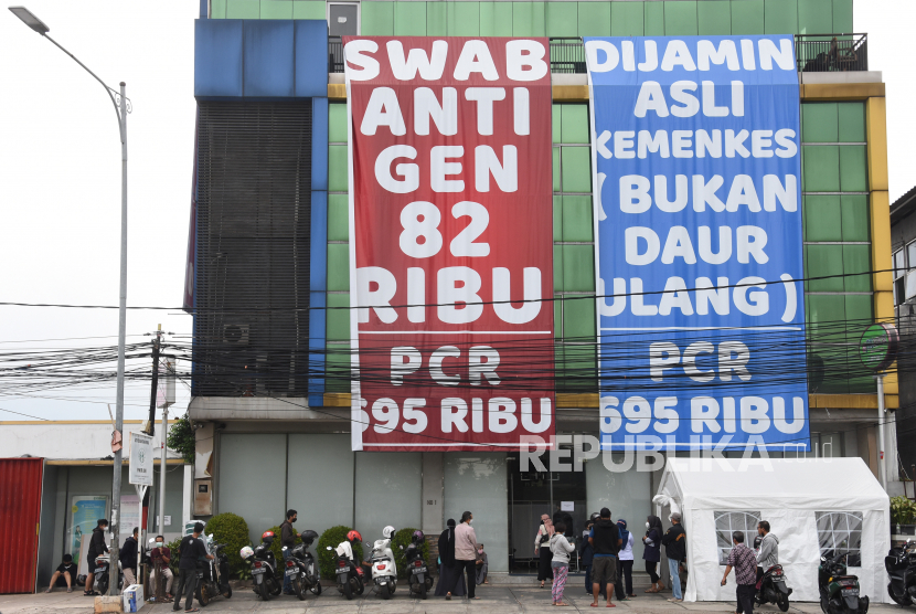 Warga melakukan pemeriksaan swab antigen di klinik dan fasilitas kesehatan yang menyediakan layanan deteksi COVID-19 di kawasan Warung Buncit, Jakarta, Rabu (30/6/2021). Di tengah kasus COVID-19 yang terus meningkat, sejumlah fasilitas pelayanan kesehatan di kawasan itu mulai marak menawarkan layanan swab antigen dengan harga yang bervariasi mulai dari Rp74 ribu hingga Rp89 ribu. 