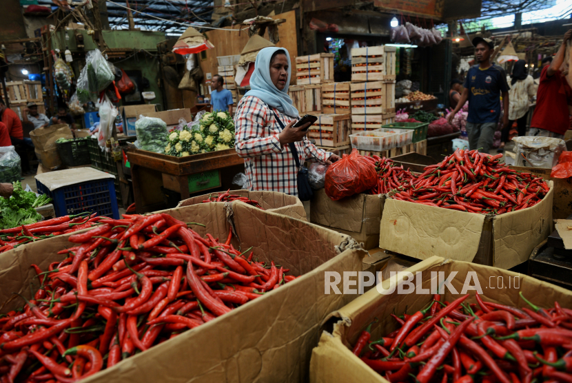 Pedagang beraktivitas di Pasar Induk Kramat Jati, Jakarta Timur, Sabtu (16/12/2023). Jelang Natal dan Tahun Baru 2024, Dewan Pimpinan Pusat Ikatan Pedagang Pasar Indonesia (IKPPI) memprediksi harga pangan mengalami kenaikan hingga 75 persen, hal tersebut dipicu oleh meningkatnya permintaan beberapa komoditas pangan namun jumlah produksi berkurang. Sementara, saat ini sejumlah harga pangan di Pasar Induk Kramat Jati masih cenderung stabil seperti bawang merah Rp30.000 per kilogram, cabai merah Rp80.000 per kilogram dan  cabai rawit merah Rp75.000.