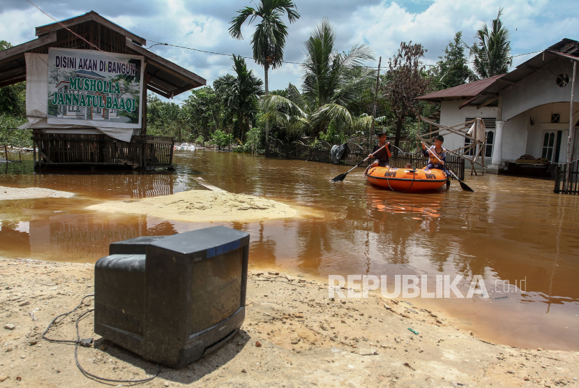 Sejumlah anak bermain menggunakan perahu karet di depan rumah yang terendam banjir akibat luapan Sungai Sail di Pekanbaru, Riau, Jumat (23/4/2021). Hujan deras yang mengguyur Kota Pekanbaru mengakibatkan Sungai Sail meluap dan merendam permukiman warga sehingga puluhan Kepala Keluarga terpaksa mengungsi sementara ke tempat yang lebih aman. 