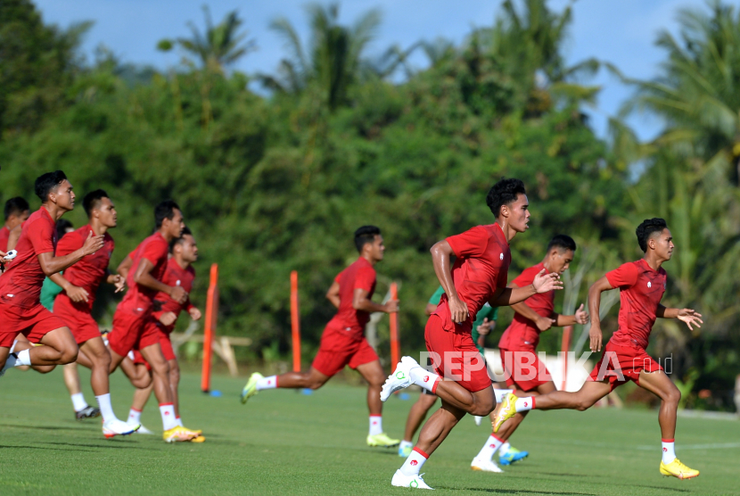 Sejumlah pesepak bola Timnas Indonesia berlari saat menjalani pemusatan latihan di Training Ground Bali United, Pantai Purnama, Gianyar, Bali, Rabu (7/12/2022). Timnas Indonesia terus melakukan latihan dengan intensitas tinggi di Bali sebagai persiapan menjelang Piala AFF 2022. 