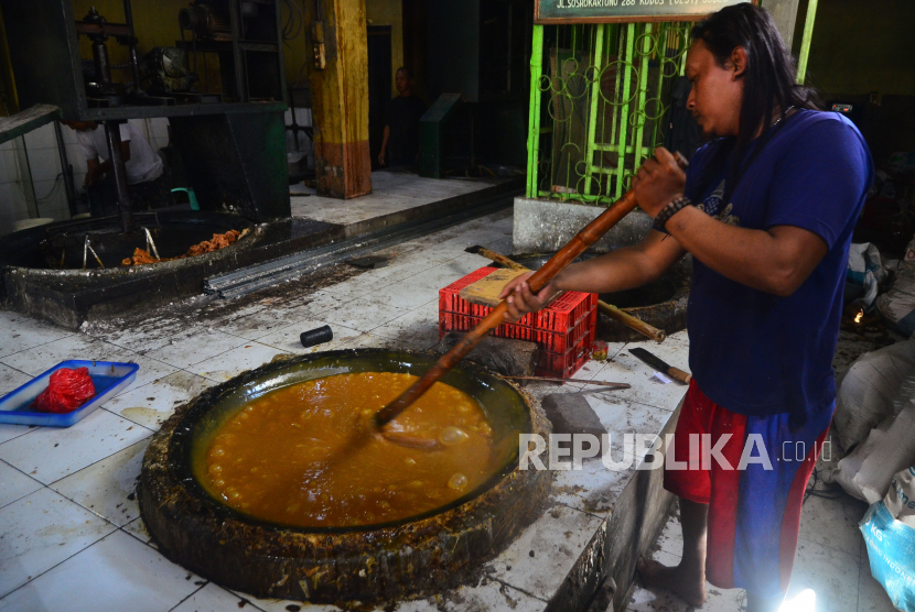 Pekerja membuat jenang Kudus di sentra industri rumahan di Desa Kaliputu, Kudus, Jawa Tengah, Ahad (15/8/2021).