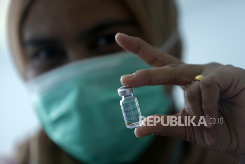 MUI Dorong Ulama Lansia Diprioritaskan Terima Vaksin. Seorang petugas kesehatan menyiapkan dosis vaksin selama kampanye vaksinasi COVID-19 untuk petugas kesehatan di Banda Aceh, Indonesia, 08 Februari 2021. Indonesia memulai program vaksinasi untuk petugas kesehatan sebelum mendistribusikannya ke publik. Indonesia telah melaporkan lebih dari satu juta kasus COVID-19 sejak awal pandemi, jumlah tertinggi di Asia Tenggara.