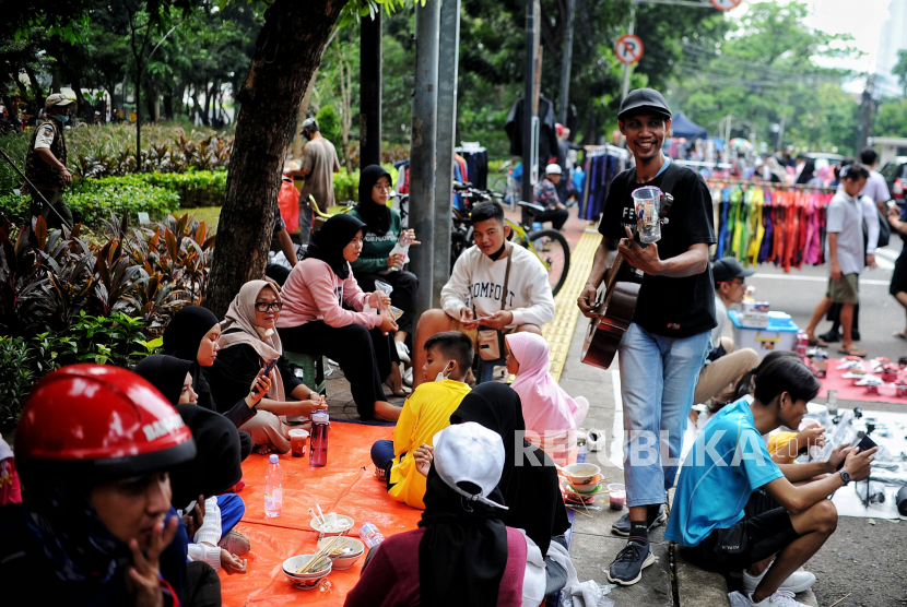 Warga berisitrahat usai berolahraga saat Hari Bebas Kendaraan Bermotor ( HBKB) di kawasan Sudirman, Jakarta Pusat.
