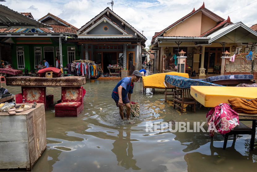 Warga menjemur barang rumah tangga yang merendam rumah mereka di Kabupaten Demak, Jawa Tengah. BNPB sebut masa tanggap darurat banjir di jalur Demak-Kudus diperpanjang 14 hari.