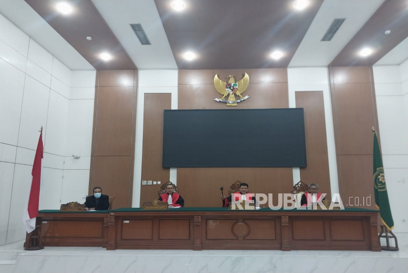 Majelis hakim Pengadilan Tinggi Bandung yang diketuai Catur Irianto membacakan vonis 8 tahun penjara terhadap Doni Salmanan dari sebelumnya 4 tahun pada kasus aplikasi investasi Qoutex, Selasa (21/2/2023) kemarin. 