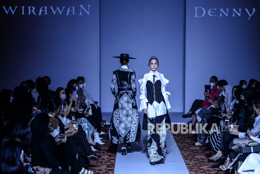 Model membawakan busana karya dari desainer Denny Wirawan saat pagelaran busana di Jakarta, Kamis (2/12/2021). Sebanyak 44 busana berkonsep Niti Senja yang bertemakan 